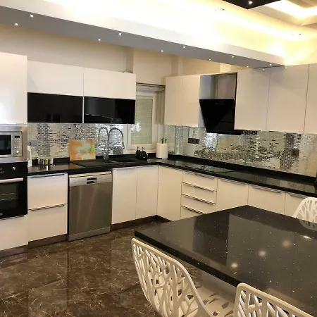 Center Apartment *